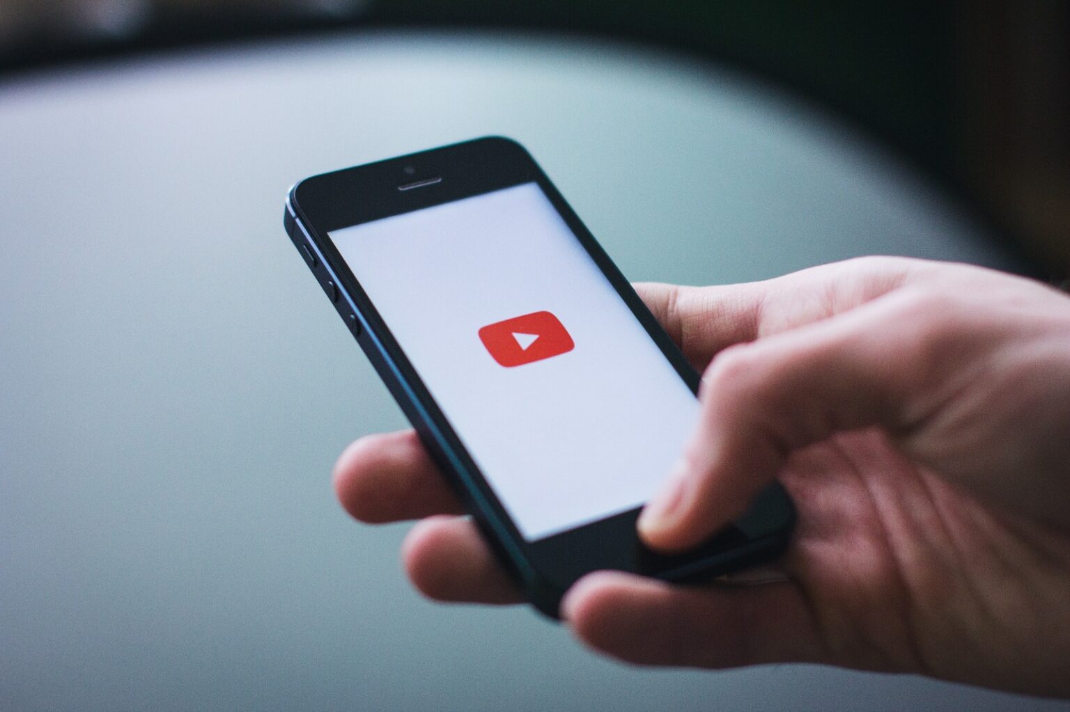US YOUTUBE USERS SPENDING LESS TIME ON MOBILE