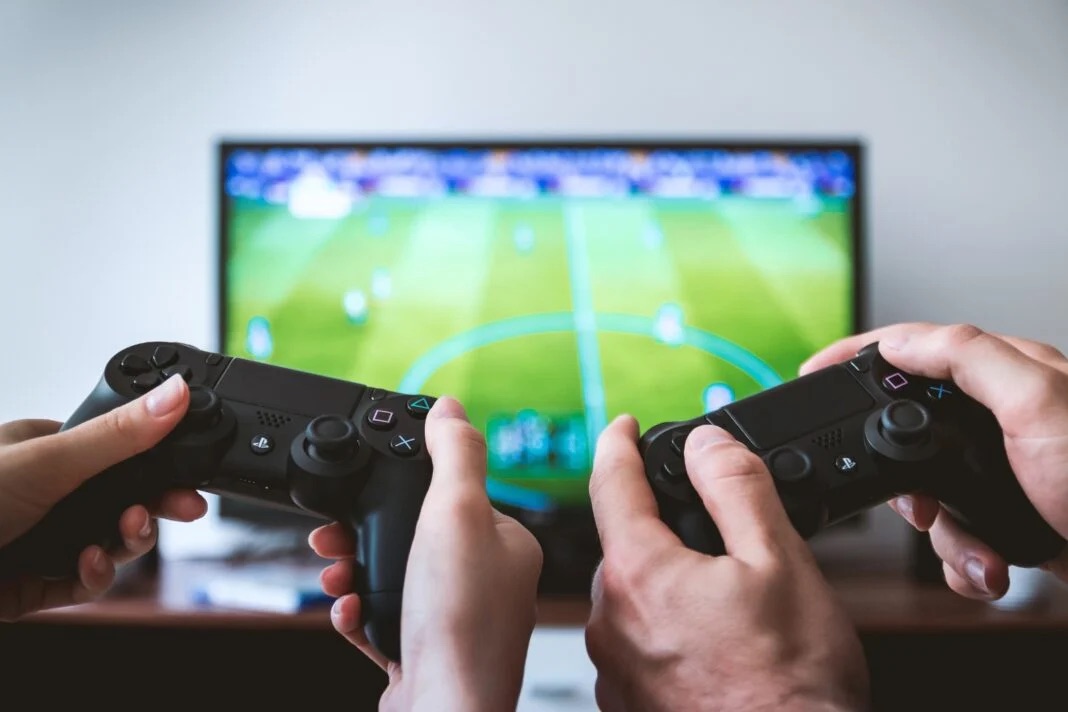 YOUNGER USERS SPEND MORE ON VIDEO GAMES, REPORT SAYS