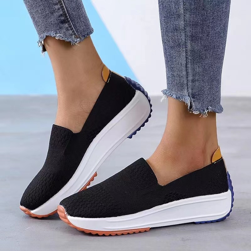 Mesh heightening casual shoes