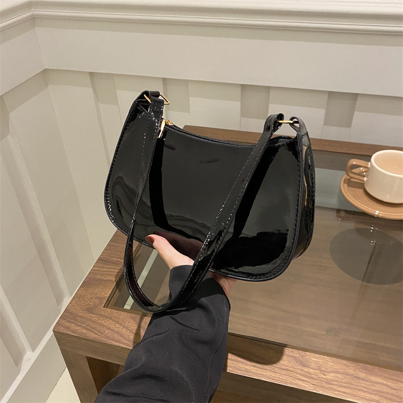 This year's popular fashion Korean version of the shoulder bag female 2024 spring new all-match ins solid color gentle small square bag